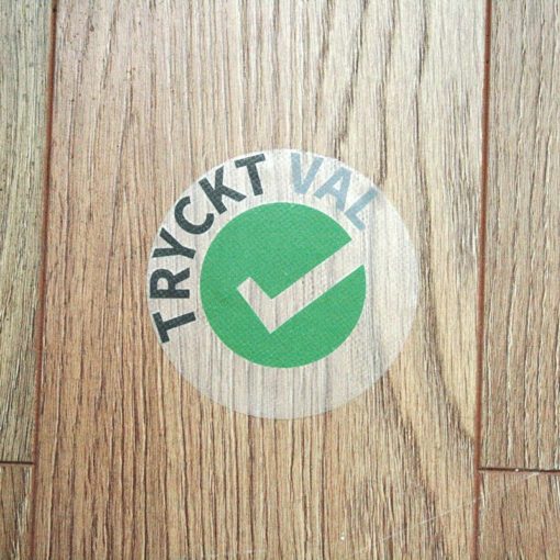 TRUCKT VAL_klistremerkerpå gulvet_2